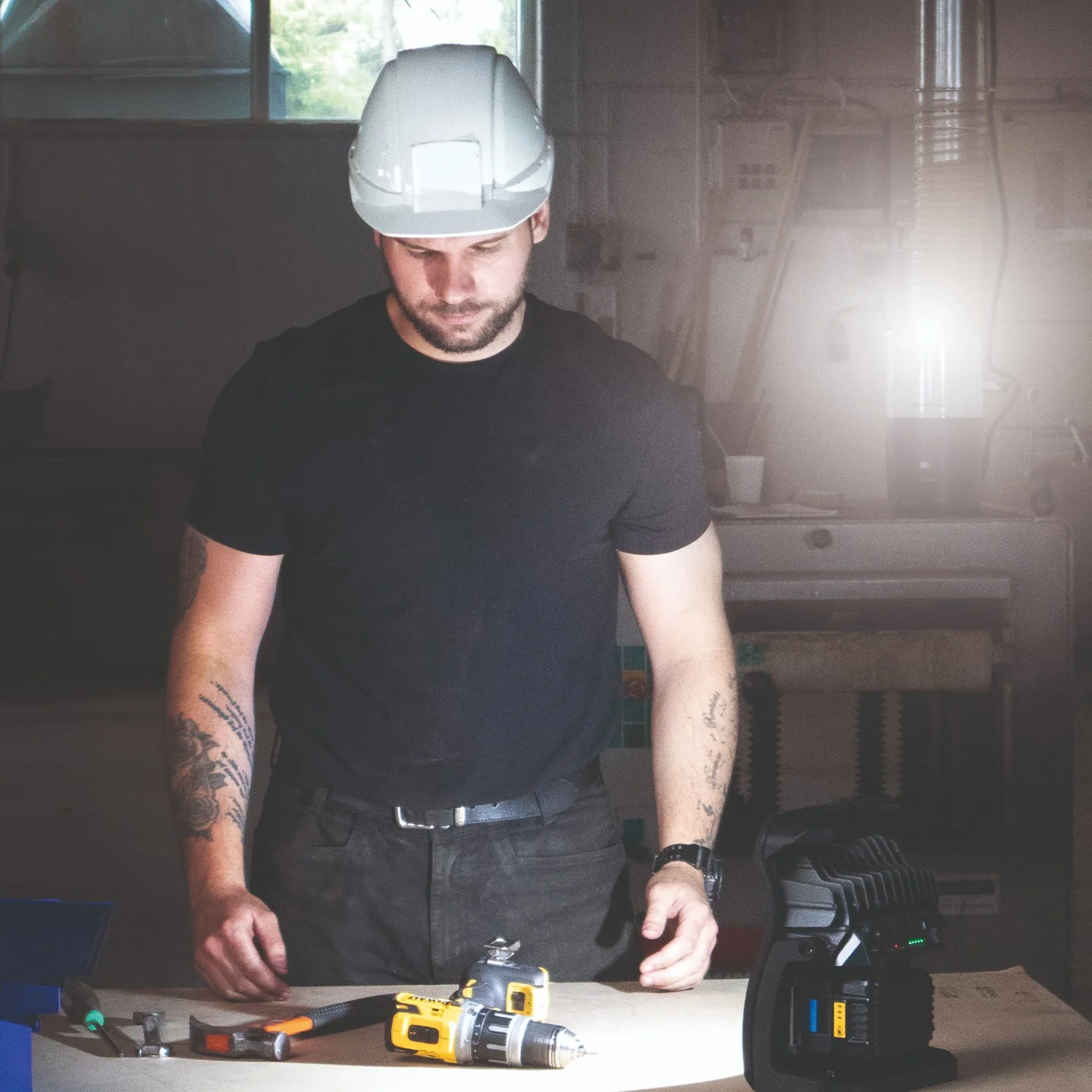 Работна лампа Scangrip CONNECT с адаптер за батерии Hilti Nuron на работното място