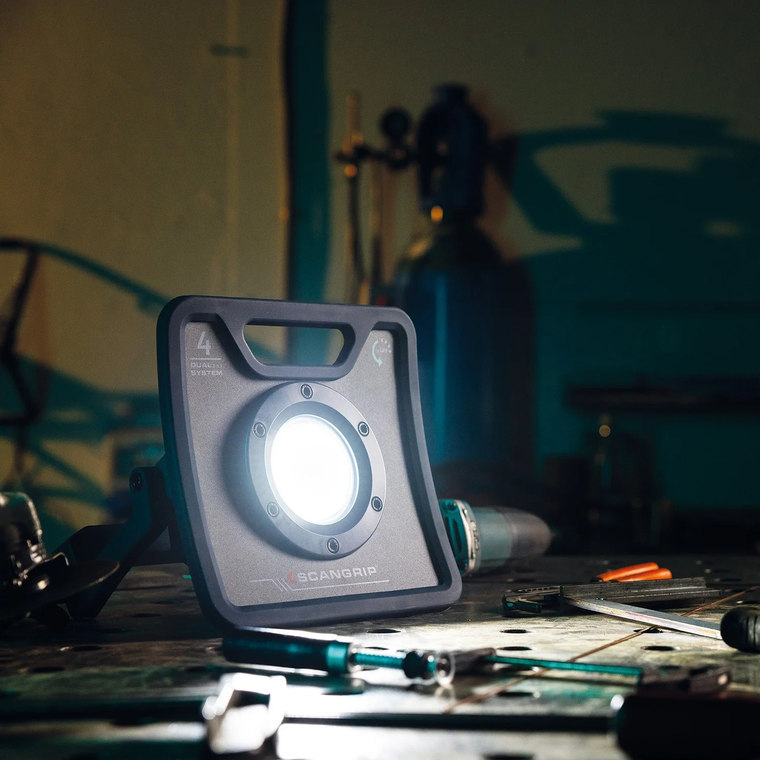 Scangrip LED прожектор NOVA 4 C+R, осветяващ работна маса в сервиз