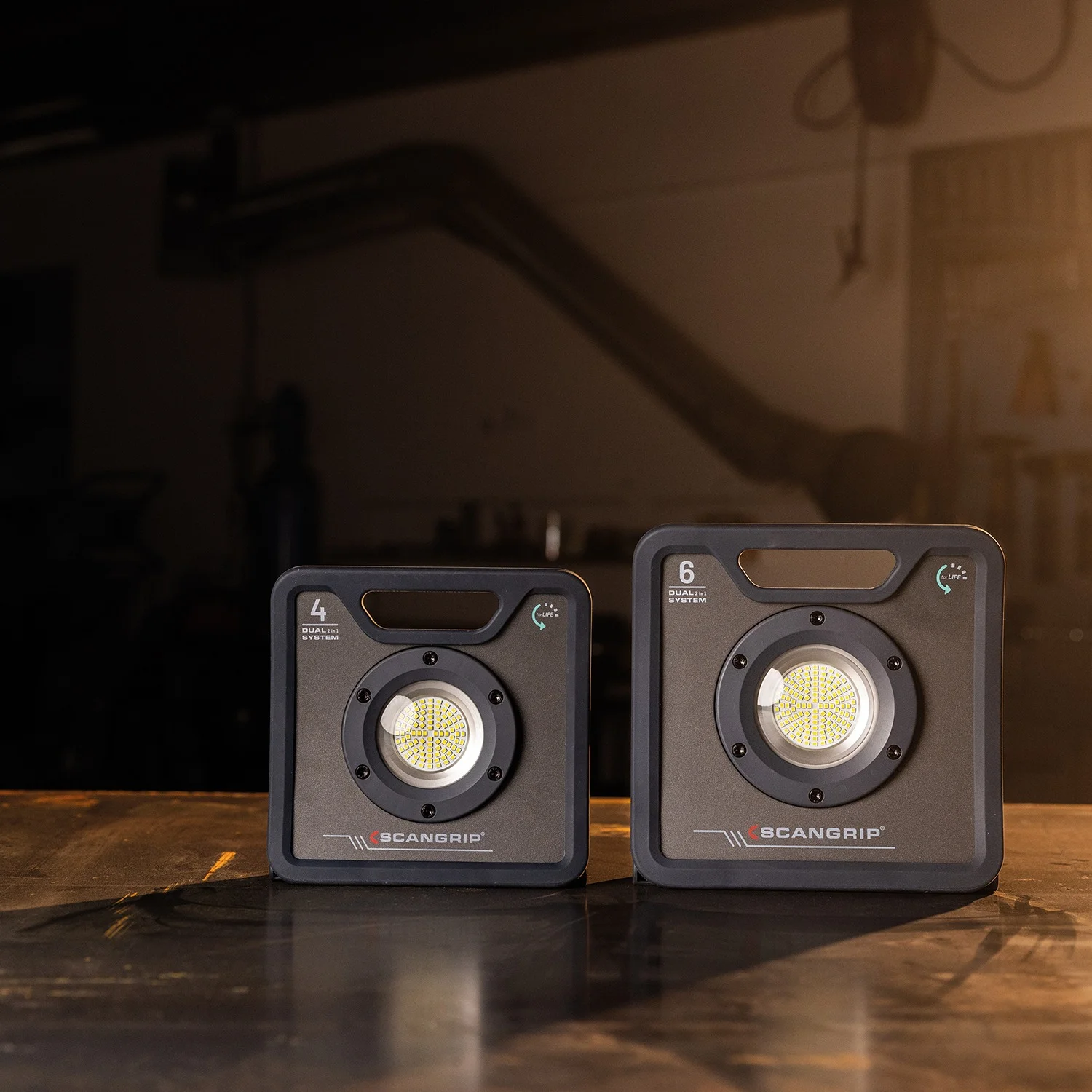 Scangrip LED прожектори NOVA 4 C+R и NOVA 6 C+R на работна маса