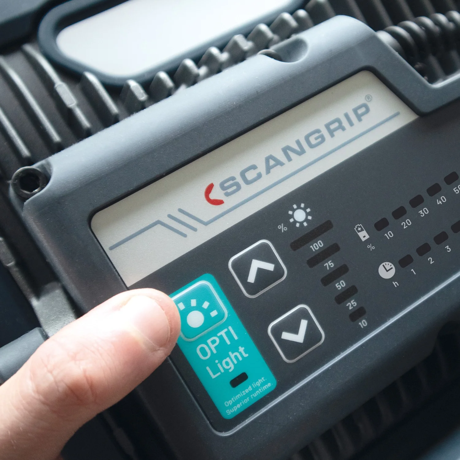 Scangrip LED прожектор NOVA 4 C+R – регулиране на яркостта с бутоните