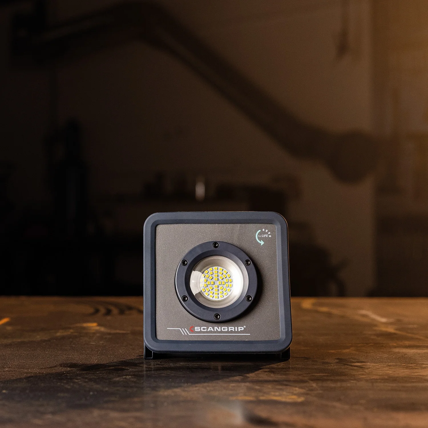 Scangrip LED прожектор акумулаторен NOVA R на работна маса