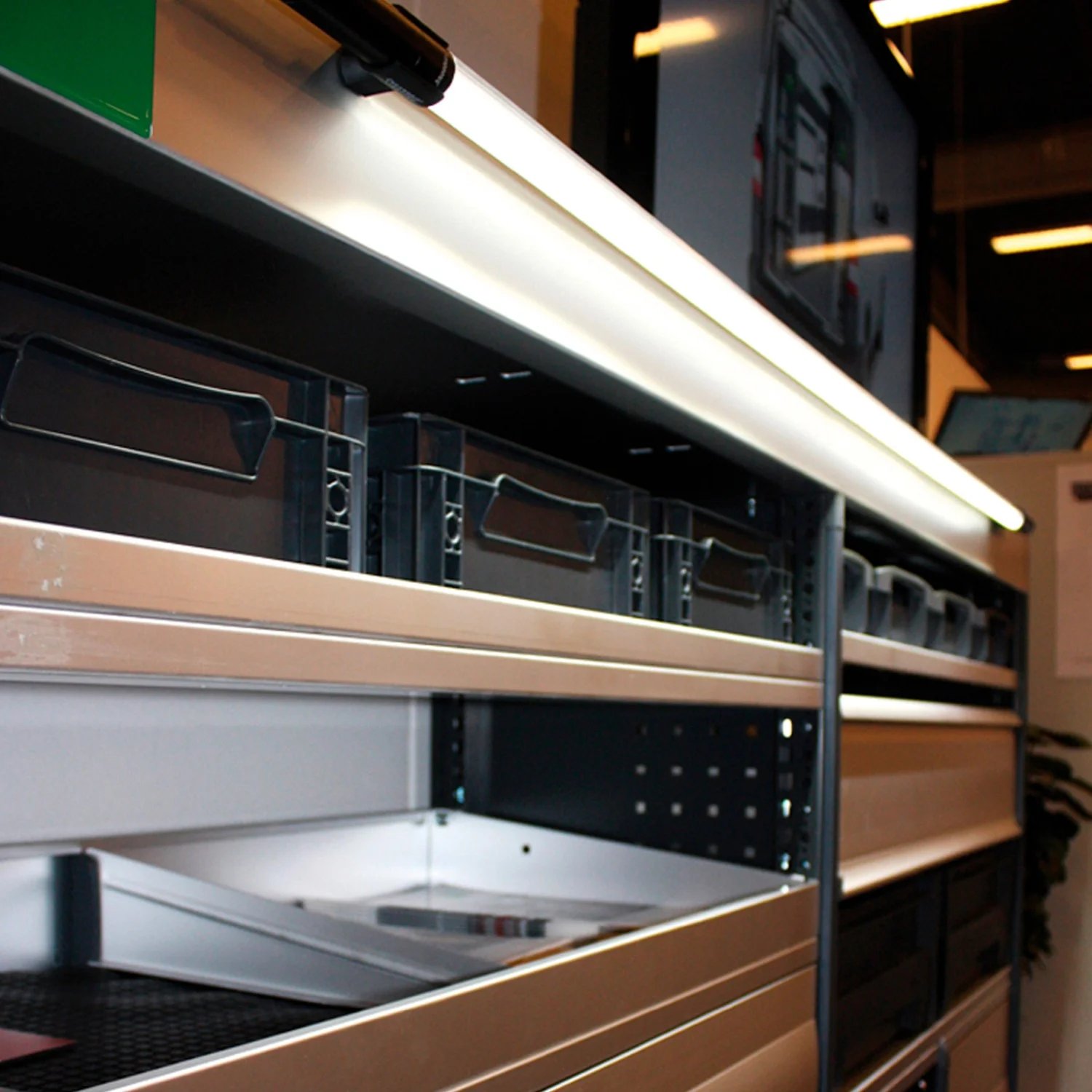 Scangrip LINE LIGHT 1, монтирана в товарен отсек на сервизен бус