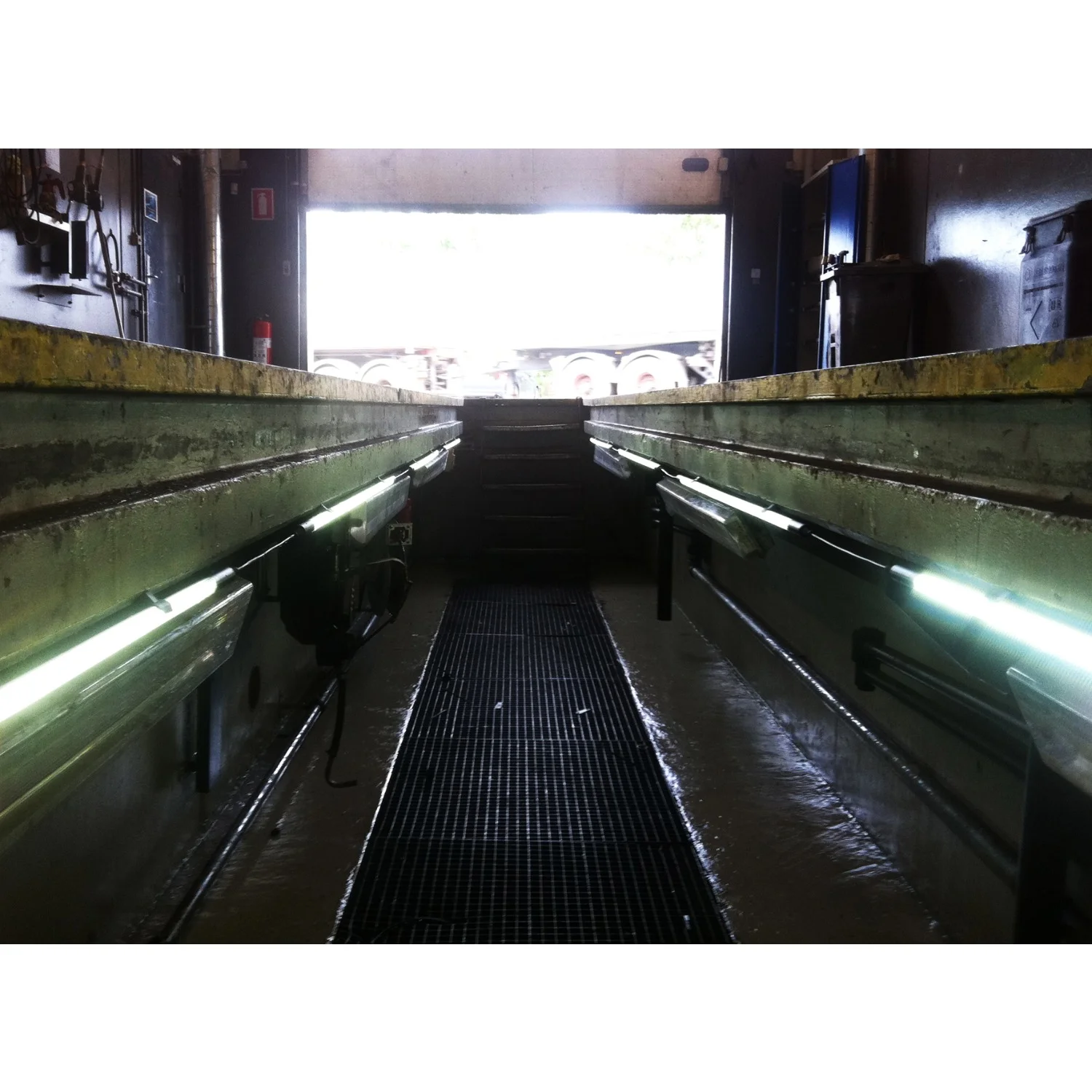 Scangrip LINE LIGHT 6 осветява ремонтен канал в автосервиз