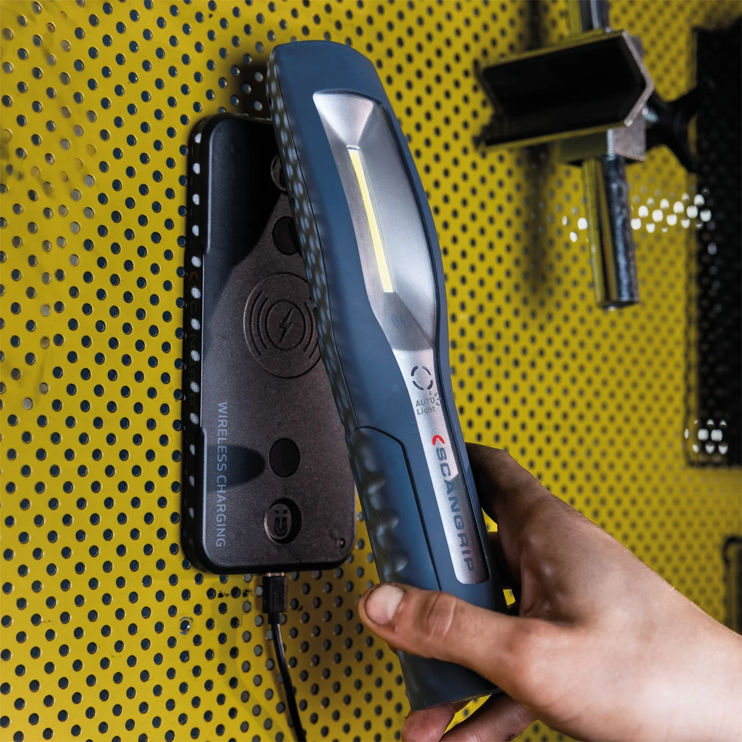 Scangrip MAG PRO WIRELESS на зарядната подложка CHARGING PAD на стената